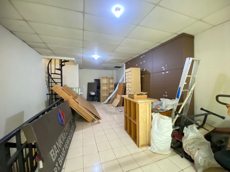 BSD ruko 3 lantai depan pasar modern kondisi rapih