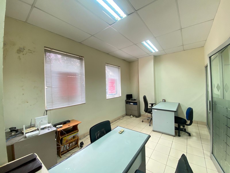 BSD ruko 3 lantai depan pasar modern kondisi rapih