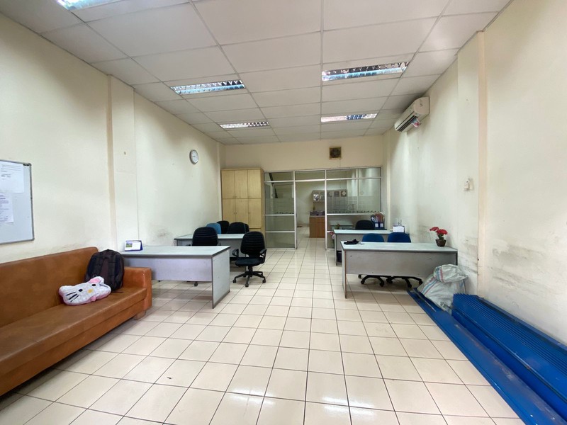 BSD ruko 3 lantai depan pasar modern kondisi rapih