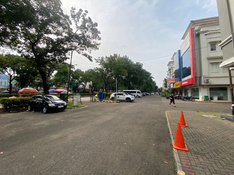 BSD ruko 3 lantai depan pasar modern kondisi rapih