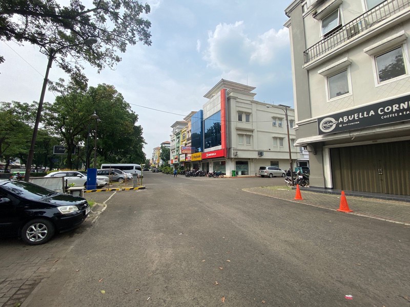 BSD ruko 3 lantai depan pasar modern kondisi rapih