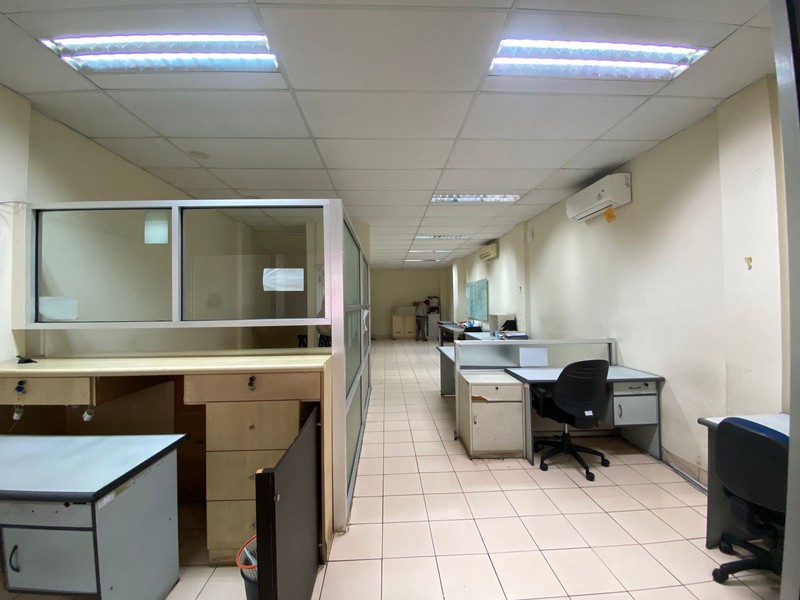 BSD ruko 3 lantai depan pasar modern kondisi rapih