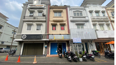 BSD ruko 3 lantai depan pasar modern kondisi rapih