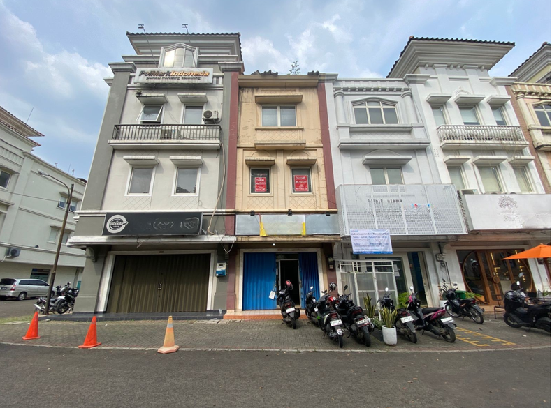 BSD ruko 3 lantai depan pasar modern kondisi rapih