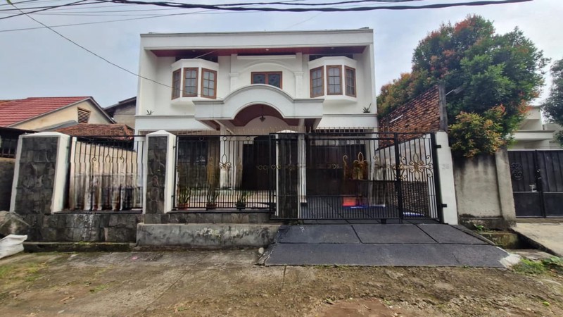 Rumah Lama Siap Huni Lokasi Strategis Di Jl. Cendrawasih, Kebayoran Lama, Jakarta Selatan
