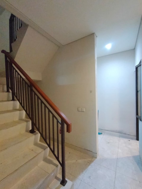 Termurah. rumah 3 Lantai di Greenwich Park - Whelford