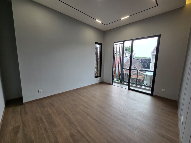 Rumah baru Hoek di BSD Griya Loka Depan Taman