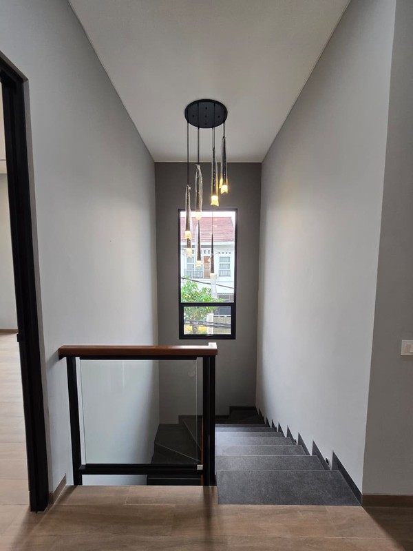 Rumah baru Hoek di BSD Griya Loka Depan Taman