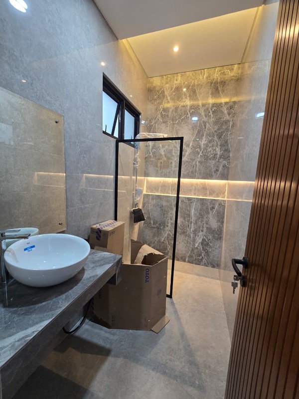 Rumah baru Hoek di BSD Griya Loka Depan Taman