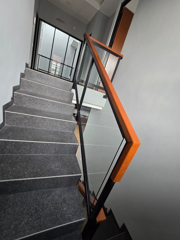 Rumah baru Hoek di BSD Griya Loka Depan Taman