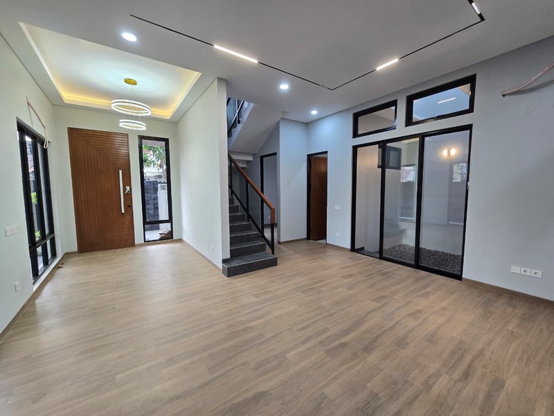 Rumah baru Hoek di BSD Griya Loka Depan Taman