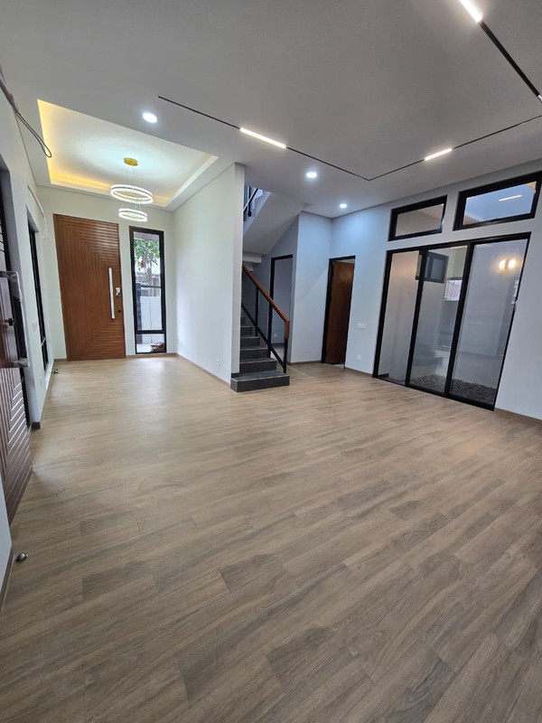 Rumah baru Hoek di BSD Griya Loka Depan Taman