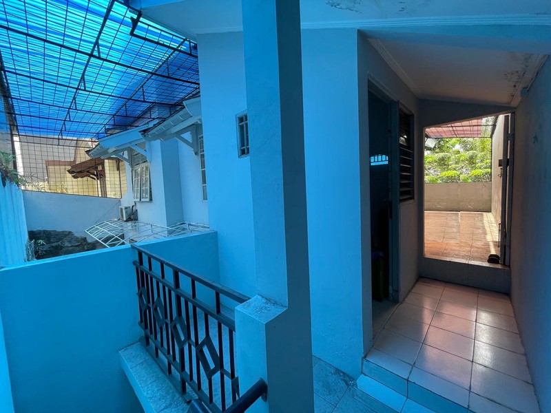 Rumah 2 lantai, bebas banjir lokasi strategis di Bintaro Sektor 9