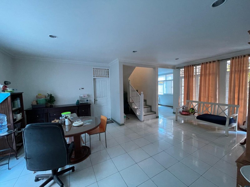 Rumah 2 lantai, bebas banjir lokasi strategis di Bintaro Sektor 9