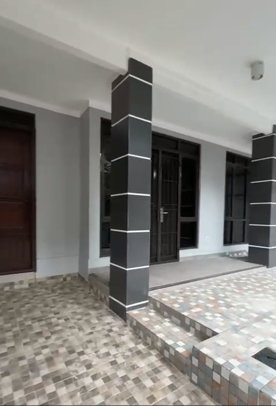 Disewakan Rumah 2 Lantai Siap Huni dengan KT 4+1 KM 2+1 Surat SHM Hunian Nyaman dan Asri @Bintaro Sektor 9