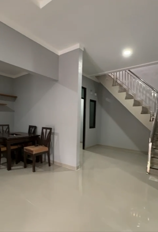 Disewakan Rumah 2 Lantai Siap Huni dengan KT 4+1 KM 2+1 Surat SHM Hunian Nyaman dan Asri @Bintaro Sektor 9