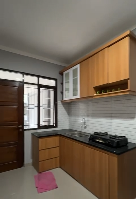 Disewakan Rumah 2 Lantai Siap Huni dengan KT 4+1 KM 2+1 Surat SHM Hunian Nyaman dan Asri @Bintaro Sektor 9