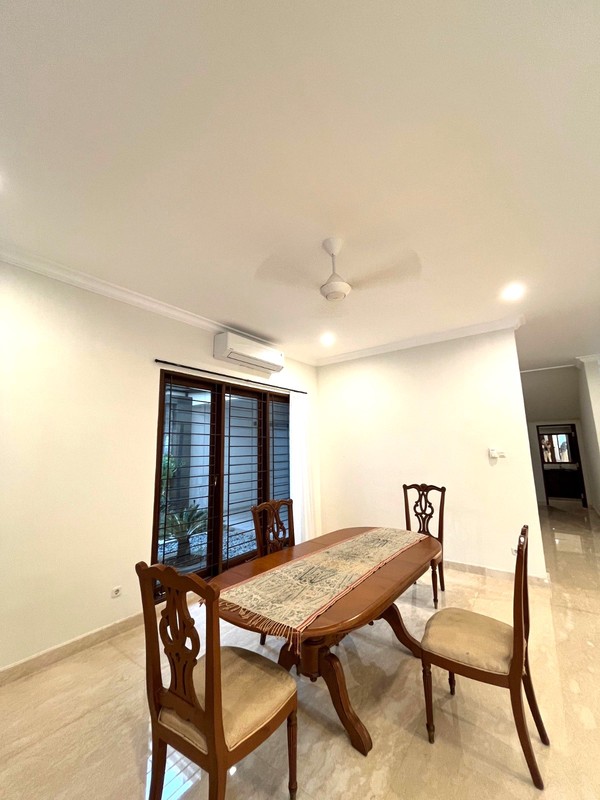 Hunian Mewah dengan Kolam Renang Fully Furnished di Pejaten Barat
