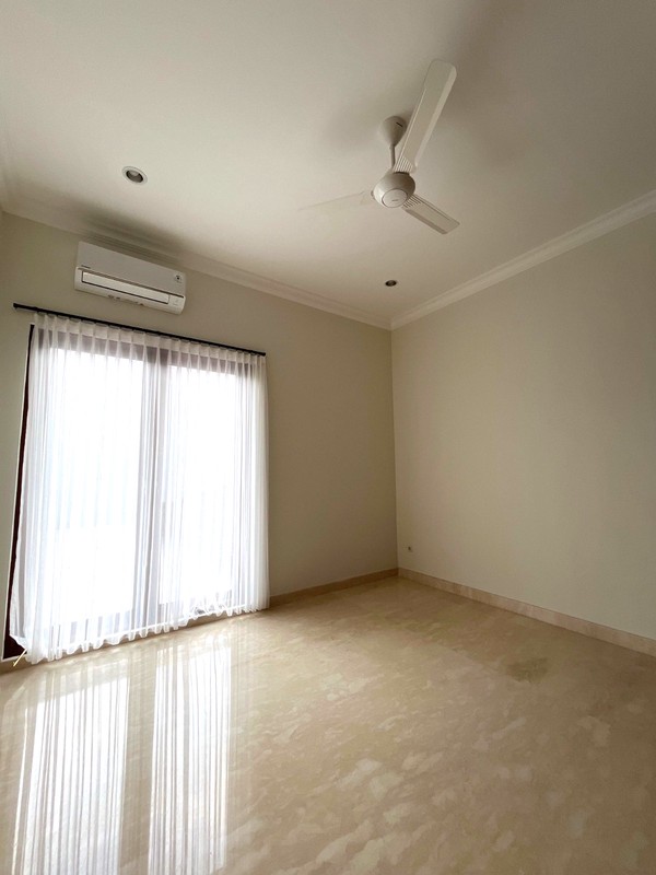 Hunian Mewah dengan Kolam Renang Fully Furnished di Pejaten Barat
