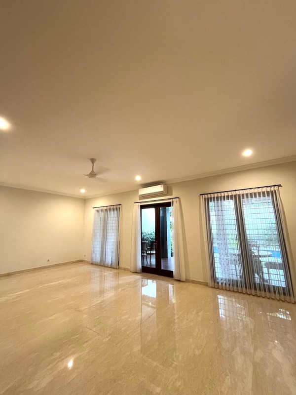 Hunian Mewah dengan Kolam Renang Fully Furnished di Pejaten Barat