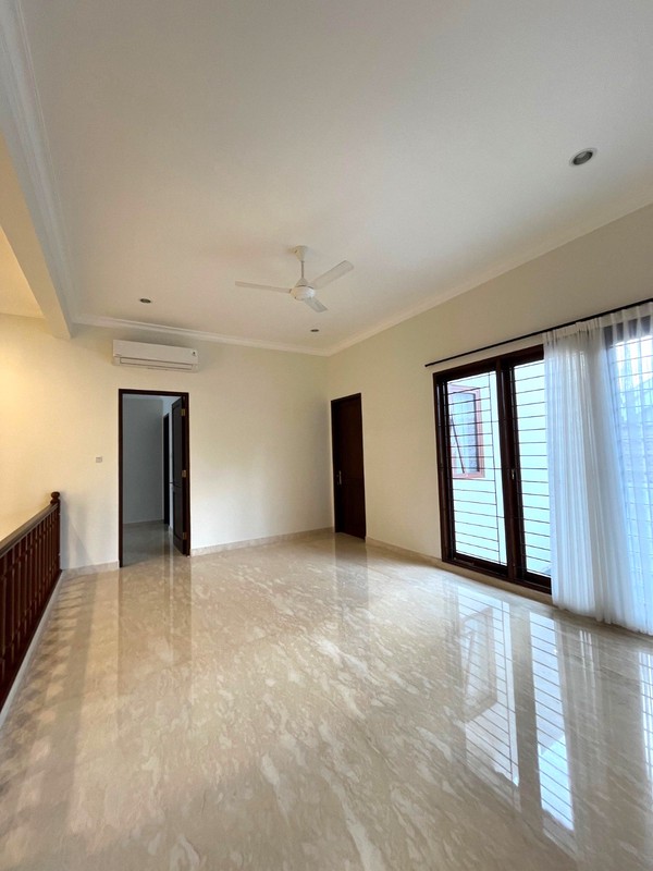 Hunian Mewah dengan Kolam Renang Fully Furnished di Pejaten Barat