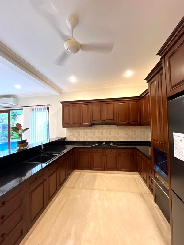 Hunian Mewah dengan Kolam Renang Fully Furnished di Pejaten Barat