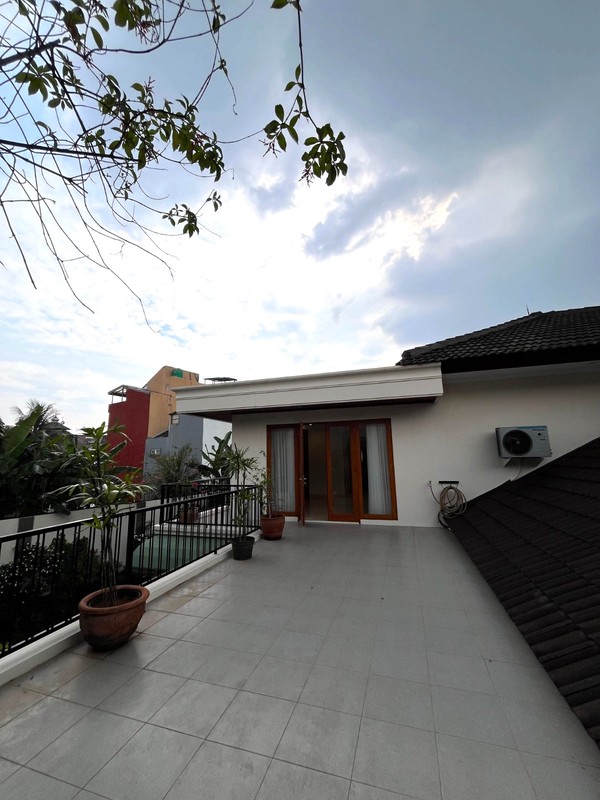 Hunian Mewah dengan Kolam Renang Fully Furnished di Pejaten Barat