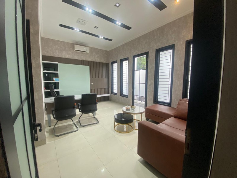 Rumah 2 Lantai Full Furnished Disewakan Cocok untuk Kantor di Mendawai Kramat Pela Kebayoran Baru Jaksel