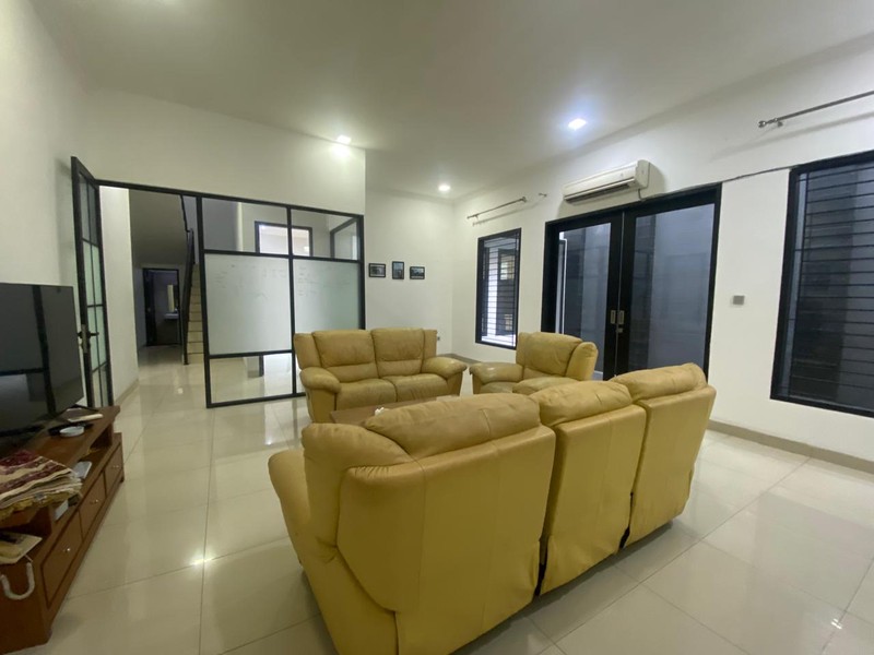Rumah 2 Lantai Full Furnished Disewakan Cocok untuk Kantor di Mendawai Kramat Pela Kebayoran Baru Jaksel