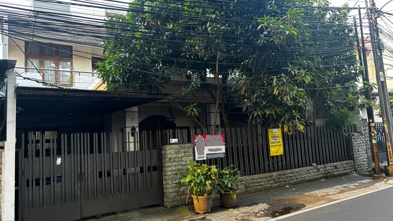 Rumah 2 Lantai, Cantik Terawat Di Tebet Timur, dan Hanya Satu Menit Ke Jl. MT Haryono