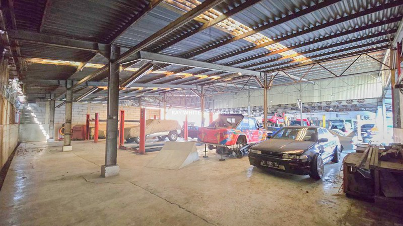 Dijual Lahan Beserta Bangunan Area Komersil di Jl Pramuka Raya