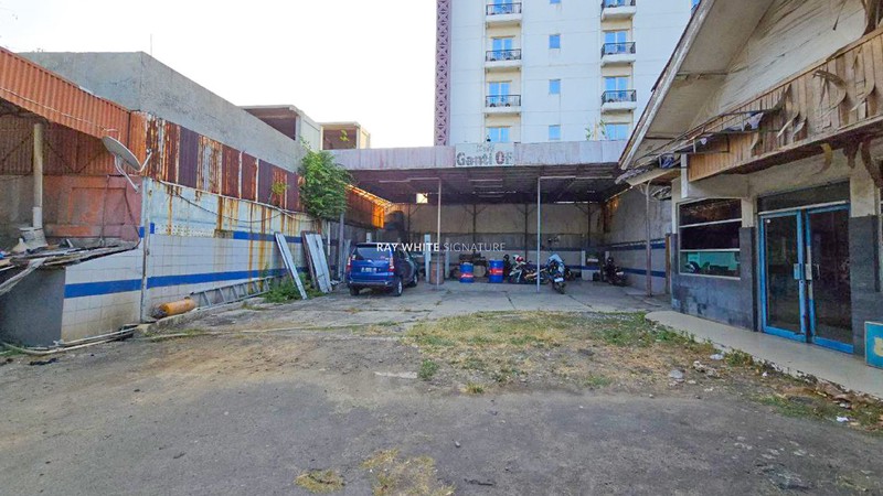 Dijual Lahan Beserta Bangunan Area Komersil di Jl Pramuka Raya