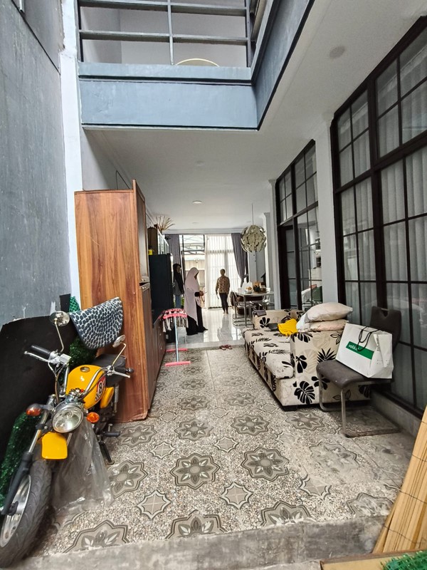 Rumah 2½ Lantai Siap Huni dengan 6 KT dan 3 Km SHM @Pondok Pianang, Jakarta Selatan