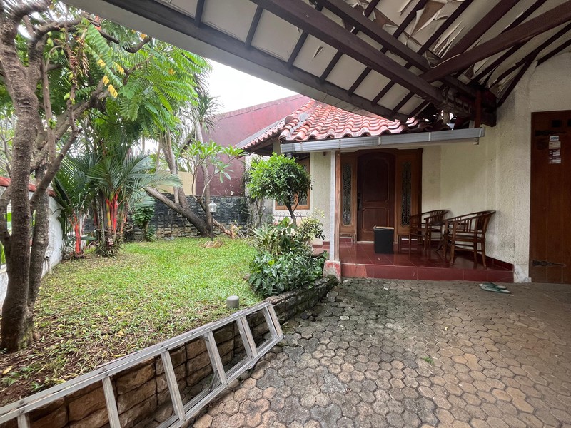 Rumah Luas Lengkap Halaman Belakang Dalam Komplek Premium di Cinere