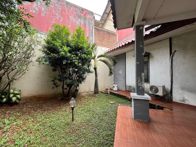 Rumah Luas Lengkap Halaman Belakang Dalam Komplek Premium di Cinere