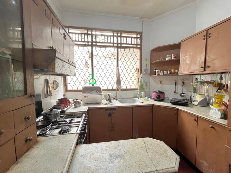 Rumah Luas Lengkap Halaman Belakang Dalam Komplek Premium di Cinere