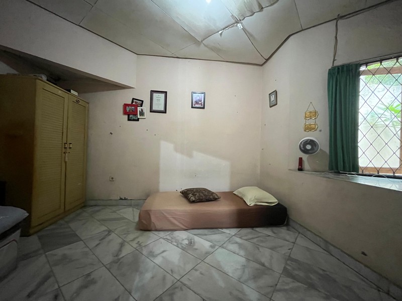 Rumah Luas Lengkap Halaman Belakang Dalam Komplek Premium di Cinere