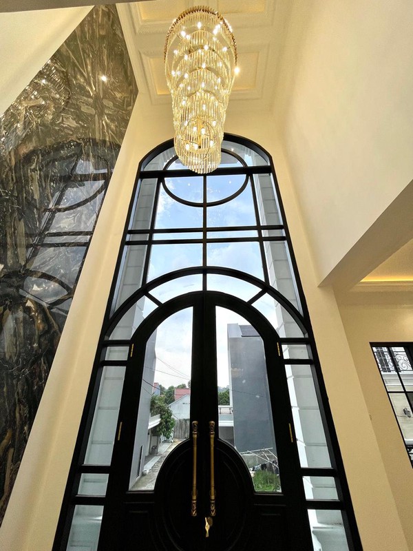Dijual Rumah Mewah 3 Lantai Bergaya American Classic di Jagakarsa