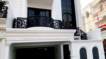 Dijual Rumah Mewah 3 Lantai Bergaya American Classic di Jagakarsa