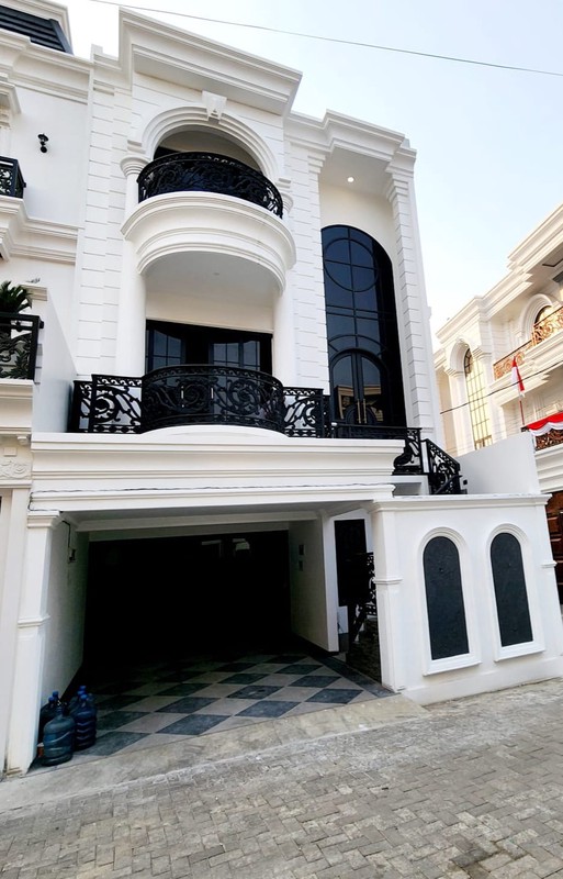Dijual Rumah Mewah 3 Lantai Bergaya American Classic di Jagakarsa