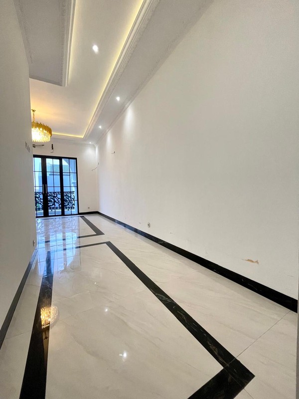 Dijual Rumah Mewah 3 Lantai Bergaya American Classic di Jagakarsa