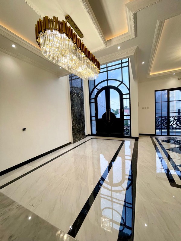 Dijual Rumah Mewah 3 Lantai Bergaya American Classic di Jagakarsa