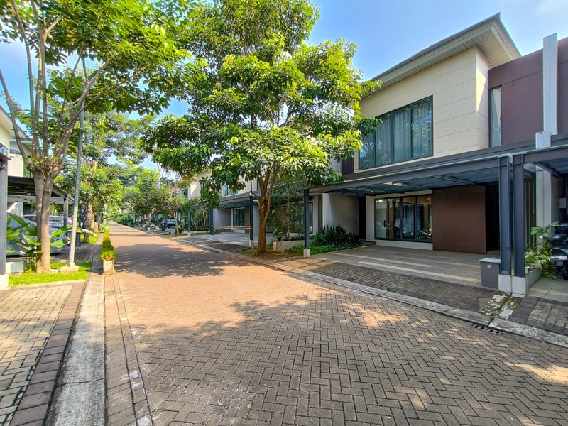 Dijual Cepat Rumah 2 lantai,jalan lebar di Bintaro Jaya 9.