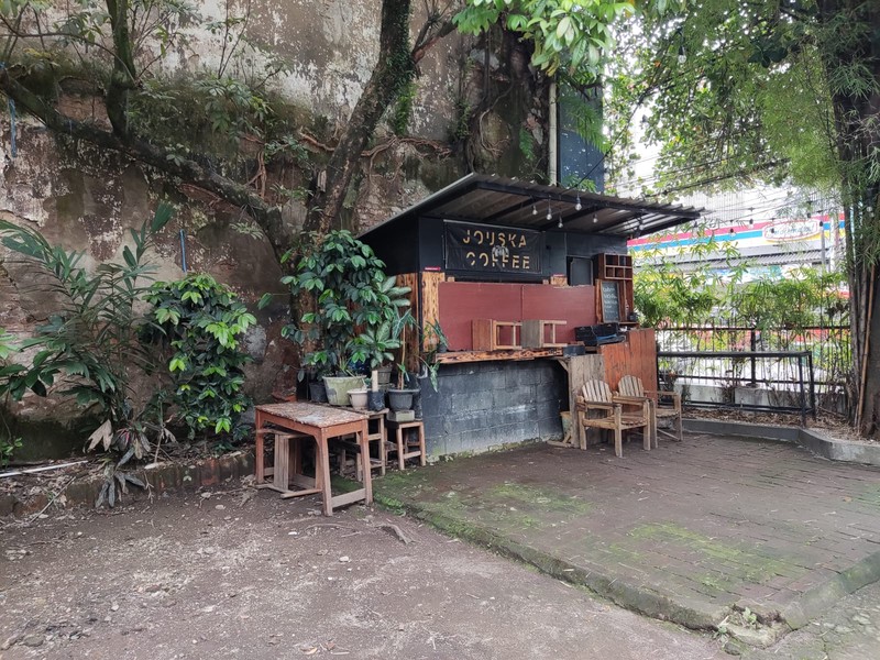 STRATEGIS! Tanah Luas Plus Bangunan di Otto Iskandardinata, Bandung!