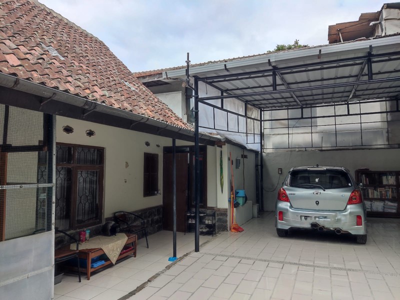 STRATEGIS! Tanah Luas Plus Bangunan di Otto Iskandardinata, Bandung!