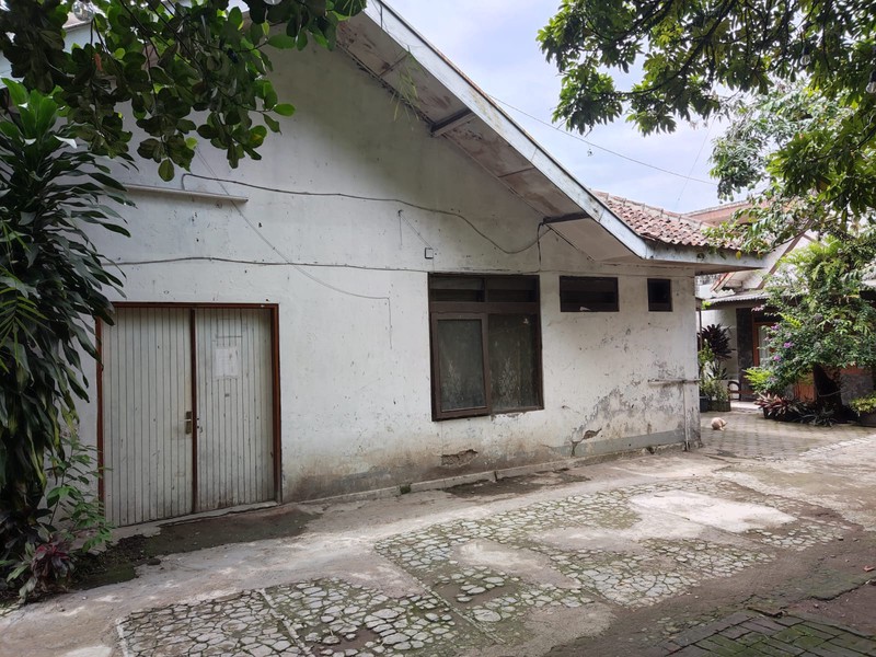 STRATEGIS! Tanah Luas Plus Bangunan di Otto Iskandardinata, Bandung!