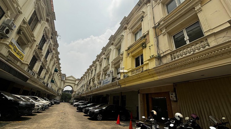 Ruang Kantor Hanya Satu Lantai Siap Huni, Di Ruko Royal Palace, Tebet, Jakarta Selatan