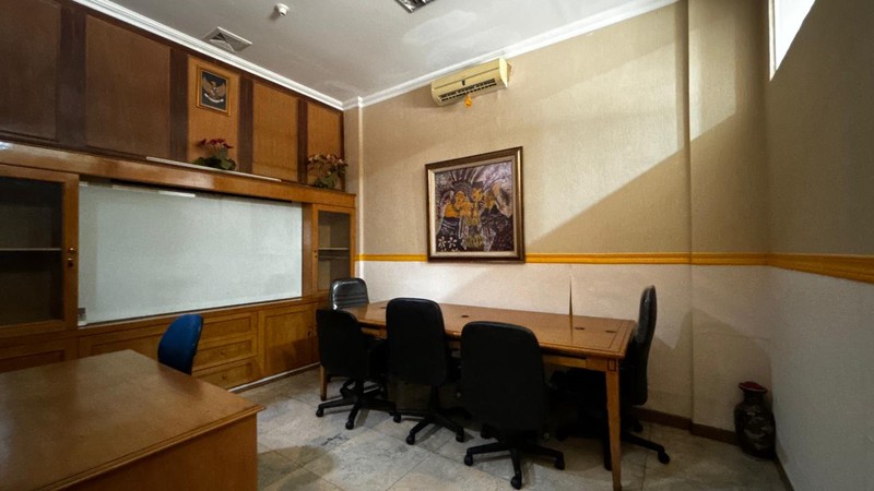 Ruang Kantor Hanya Satu Lantai Siap Huni, Di Ruko Royal Palace, Tebet, Jakarta Selatan