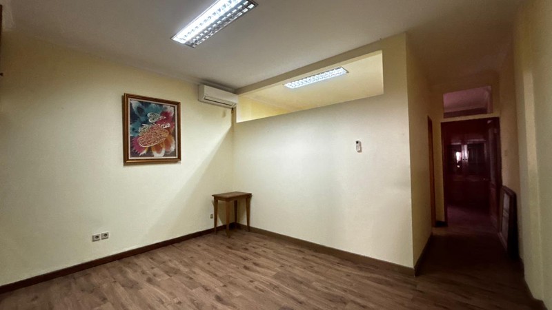 Ruang Kantor Hanya Satu Lantai Siap Huni, Di Ruko Royal Palace, Tebet, Jakarta Selatan