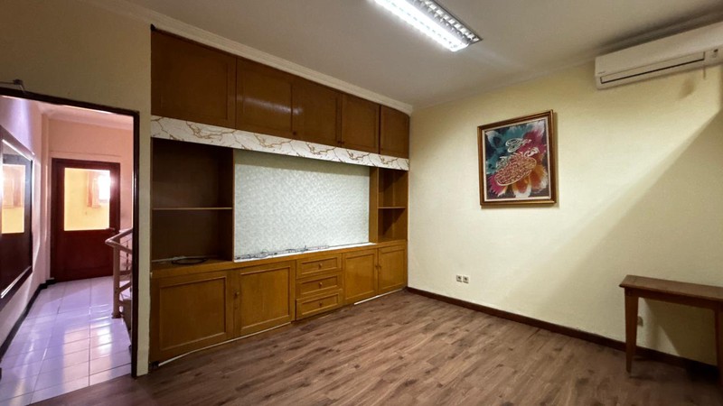 Ruang Kantor Hanya Satu Lantai Siap Huni, Di Ruko Royal Palace, Tebet, Jakarta Selatan